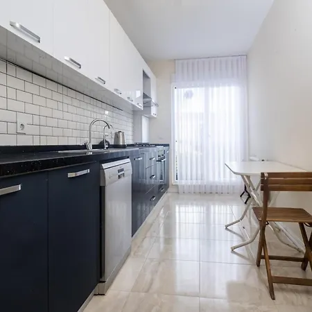 Modern And Central Flat With Balcony In Maltepe *